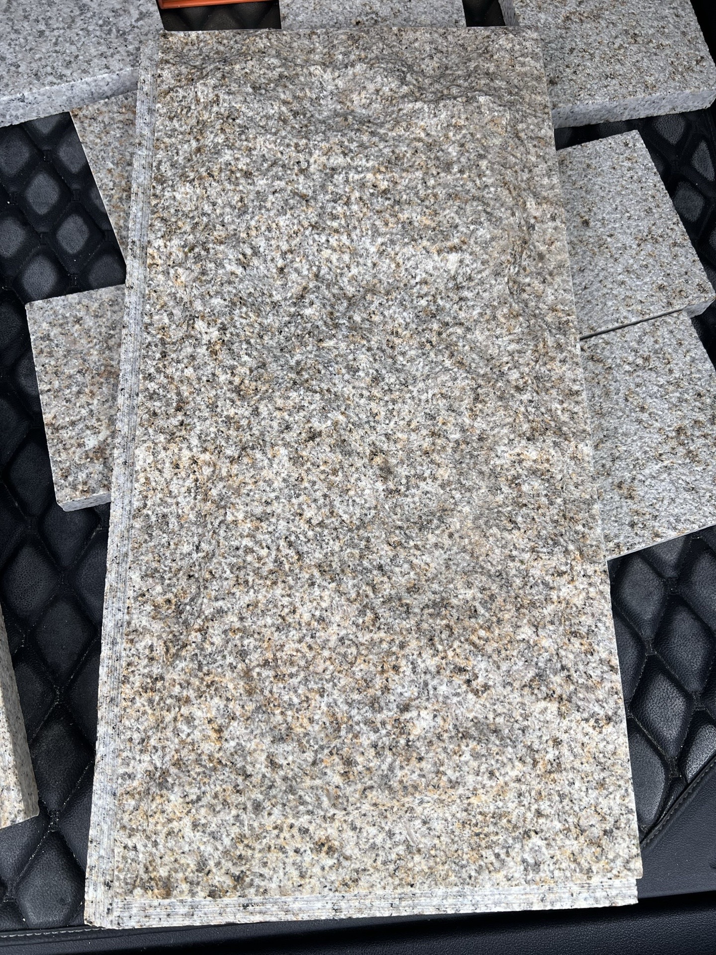 石材廠蘑菇石定制芝麻灰芝麻黑供應(yīng)